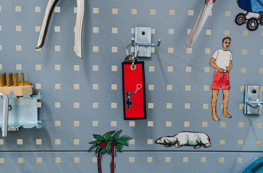 Stoff Schlüsselanhänger - Girl with Balloon (Rot)