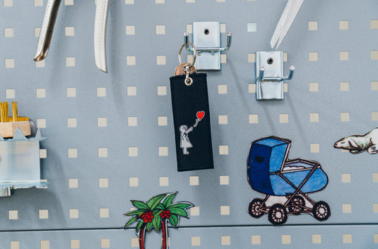 Stoff Llavero - Girl with Balloon (Schwarz)