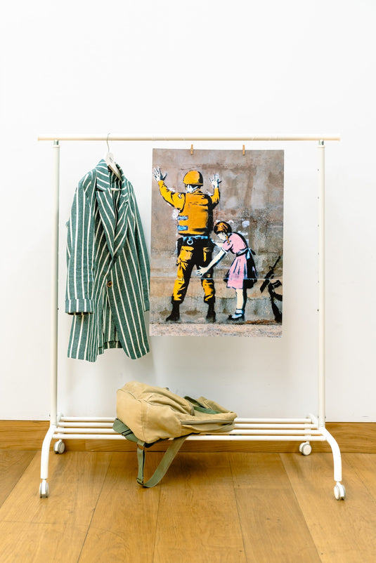 Plakat - Frisking Soldier