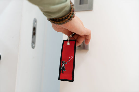 Stoff Schlüsselanhänger - Girl with Balloon (Rot)