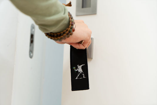 Stoff Llavero - Flower Thrower (Schwarz)