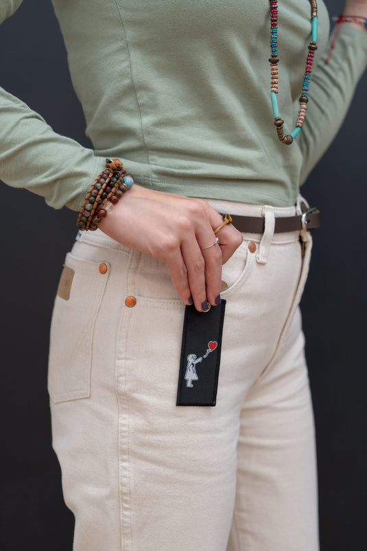 Stoff Klíčenka - Girl with Balloon (Schwarz)