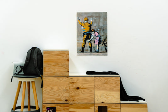 Plakat - Frisking Soldier